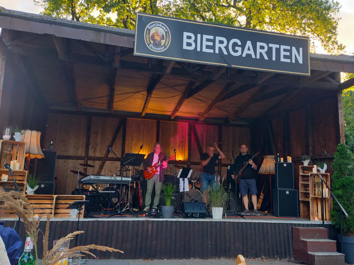Ein Foto der Bühne mit der Band 'Fen Harbor'
