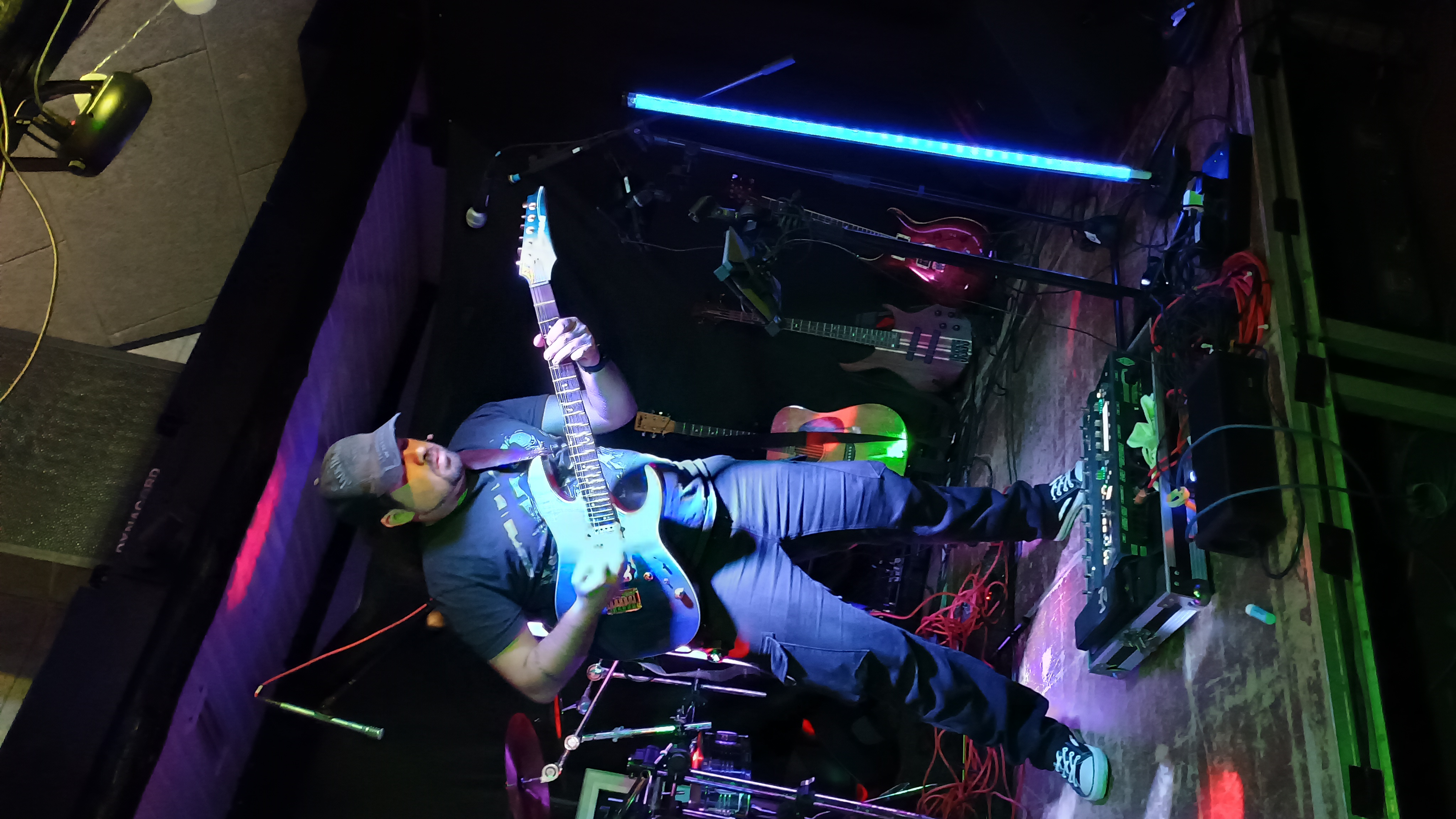 Eloy Dias allein auf der Bühne mit der Gitarre